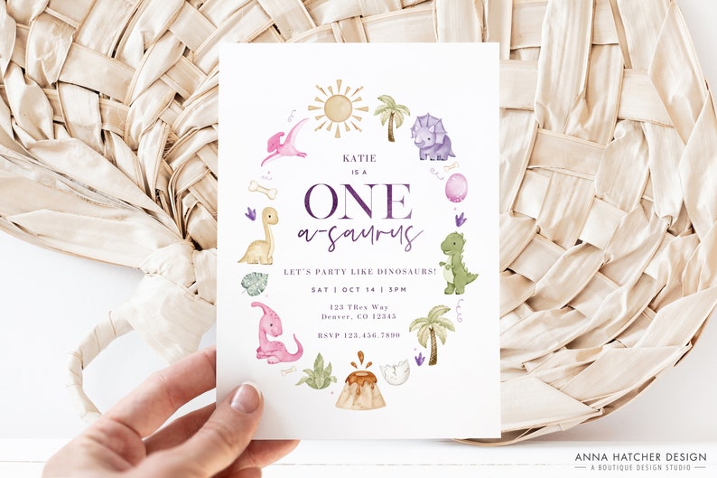 Puede incluir: Una invitaci&oacute;n a una fiesta de cumplea&ntilde;os de primer a&ntilde;o con tem&aacute;tica de dinosaurios en morado y verde con el texto "Katie is a One-a-saurus! Let's party like dinosaurs!" y detalles de la fiesta, incluyendo la fecha, la hora y la ubicaci&oacute;n.