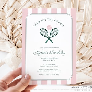 Op de afbeelding: Roze en wit gestreepte uitnodiging met een groene tennisracket- en balafbeelding. De tekst luidt "Let's Hit the Court!" en "Taylor's Birthday".