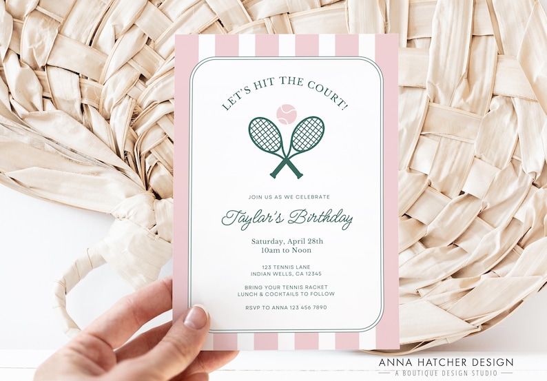 Op de afbeelding: Roze en wit gestreepte uitnodiging met een groene tennisracket- en balafbeelding. De tekst luidt "Let's Hit the Court!" en "Taylor's Birthday".