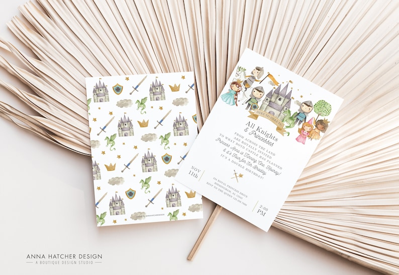 Pode incluir: Um cart&atilde;o de convite branco com detalhes dourados e uma ilustra&ccedil;&atilde;o em aquarela de um castelo, cavaleiros e princesas. O texto diz "All Knights & Princesses" e "From across the land to what boy's castle has planned Princess Aria is turning two! It's a tour for the brave! It's a double birthday!"