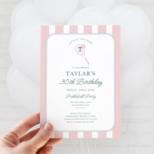 Op de afbeelding: Roze en witte gestreepte uitnodiging met een groene tennisracket- en balafbeelding. De tekst luidt "Let's hit the court to celebrate Taylar's 30th Birthday. Friday, April 27th Pickleball Party. 123 Pickleball Lane, Indian Wells, CA 45789. Bring your paddle. Tournament begins at 10am. Lunch & cocktails to follow. RSVP to Anna 123 456 7890. Anna Hatcher Design - A Boutique Design Studio."