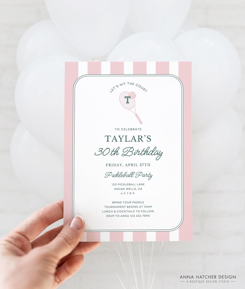 Op de afbeelding: Roze en witte gestreepte uitnodiging met een groene tennisracket- en balafbeelding. De tekst luidt "Let's hit the court to celebrate Taylar's 30th Birthday. Friday, April 27th Pickleball Party. 123 Pickleball Lane, Indian Wells, CA 45789. Bring your paddle. Tournament begins at 10am. Lunch & cocktails to follow. RSVP to Anna 123 456 7890. Anna Hatcher Design - A Boutique Design Studio."