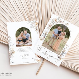 Op de afbeelding: Twee Thanksgiving-kaarten met een aquarelbloemendesign. De kaarten bevatten een familiefoto in een boogvormig venster. De tekst op de kaarten luidt "Gelukkig Thanksgiving" en "Van onze familie naar de jouwe...moge dit seizoen je huis vullen met zegeningen, je hart met liefde en je leven met gelach. Veel zegeningen..."