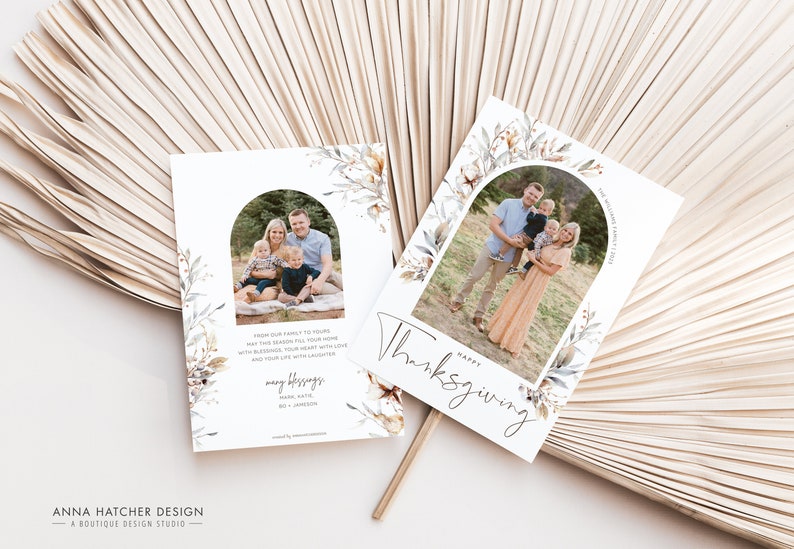 Op de afbeelding: Twee Thanksgiving-kaarten met een aquarelbloemendesign. De kaarten bevatten een familiefoto in een boogvormig venster. De tekst op de kaarten luidt "Gelukkig Thanksgiving" en "Van onze familie naar de jouwe...moge dit seizoen je huis vullen met zegeningen, je hart met liefde en je leven met gelach. Veel zegeningen..."