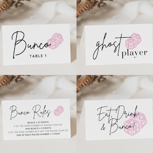 Op de afbeelding: Vier witte kaarten met zwarte tekst en roze dobbelstenen illustraties. De kaarten lezen "Bunco Tafel 1", "Geest Speler", "Bunco Regels" met de regels voor het spel, en "Eet, Drink & Bunco!"
