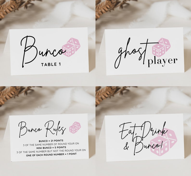Op de afbeelding: Vier witte kaarten met zwarte tekst en roze dobbelstenen illustraties. De kaarten lezen "Bunco Tafel 1", "Geest Speler", "Bunco Regels" met de regels voor het spel, en "Eet, Drink & Bunco!"