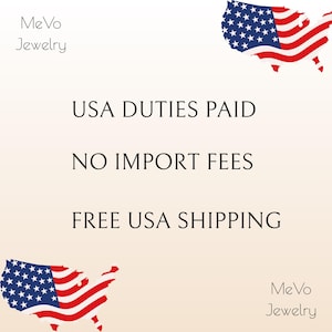 Pode incluir: Fundo creme com texto: "USA DUTIES PAID", "NO IMPORT FEES" e "FREE USA SHIPPING". A imagem inclui contornos estilizados da bandeira americana e o logotipo "MeVo Jewelry".