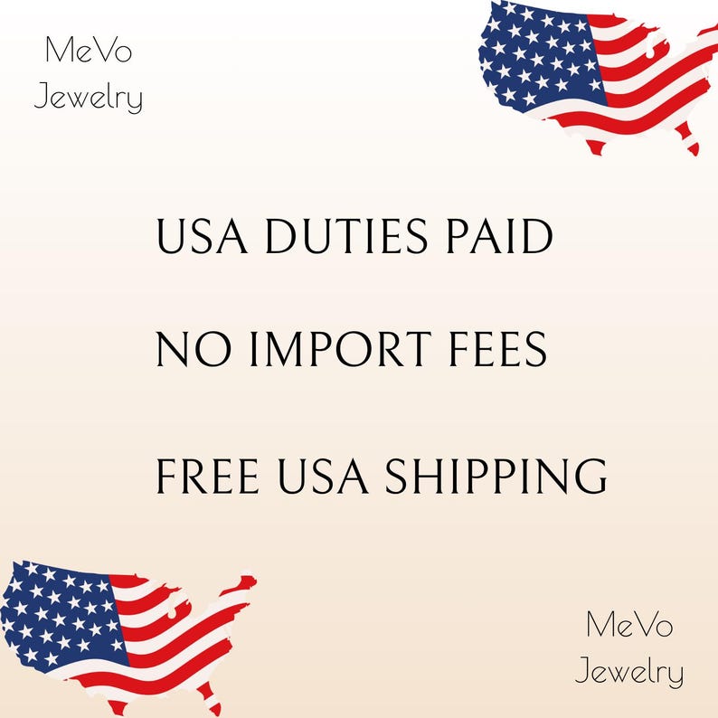 Pode incluir: Fundo creme com texto: "USA DUTIES PAID", "NO IMPORT FEES" e "FREE USA SHIPPING". A imagem inclui contornos estilizados da bandeira americana e o logotipo "MeVo Jewelry".