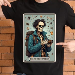 LE PHOTOGRAPHE – Cartes de tarot | Art squelettique gothique | Décor universitaire sombre | Téléchargement instantané