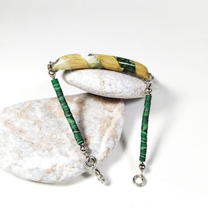 Handgemaakte armband van hout en hars. Groene armband. De kunst van het recyclen. Jouw stijl. Boho. Harsarmband.