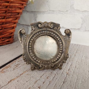 Vintage ronde fotolijst van verzilverd messing en glas, Art Nouveau-periode Frankrijk, antieke lijst op standaard, rijk gebeiteld decor, uniek cadeau