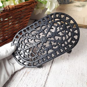 Vintage emaillierter Gusseisen-Untersetzer, durchbrochenes Dekor, französischer Landhausstil, dekoratives Geschenk für den Tisch, rustikales Zuhause, Tischkunst