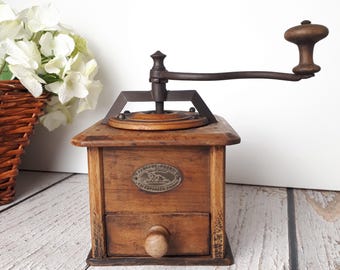 Vintage Peugeot Frères coffee grinder, made of wood and steel, French craftsmanship from the early 20th century, grinder with drawer, rustic kitchen