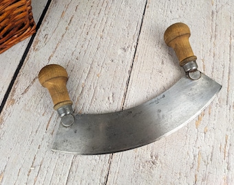 Picadora de hierbas vintage, cuchillo para condimentos, utensilio de cocina rústico, mezzaluna de dos asas, Peugeot Frères Francia, década de 1930.