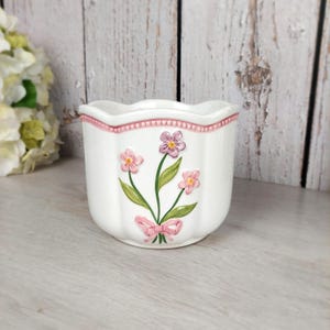 Maceta vintage de cerámica y engobe, decoración floral, pequeñas flores rosas pintadas a mano, maceta de interior, decoración del hogar