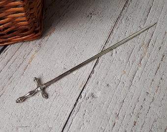 Antieke, verzilverde metalen briefopener, zwaardvormig, klassiek ontwerp, elegant bureauaccessoire, origineel vintage cadeau