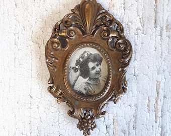 Vintage guldfärgad fotoram i metall och glas, antik hängande ram, rikt mejslad dekoration, väggdekor, Art Deco Frankrike, unik gåva