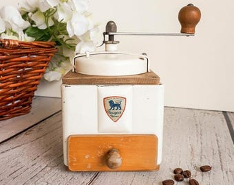 Vintage Peugeot Frères coffee grinder, made of wood and steel, French craftsmanship from the early 20th century, grinder with drawer, rustic kitchen