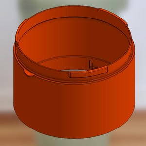Op de afbeelding: Een 3D-gepresenteerde oranje cilindrische container met een deksel. De container heeft een afgeronde rand en een verzonken gebied voor een deksel. De achtergrond is een vage lichtgroene vorm, mogelijk een andere container.