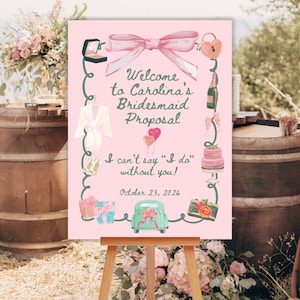 Könnte beinhalten: Ein rosa Schild auf einer hölzernen Staffelei mit dem Text "Willkommen zu Carolinas Brautjungfern-Vorschlag". Das Schild enthält Illustrationen einer Ringbox, eines Bademantels, eines Schlosses, einer Champagnerflasche, eines Kuchens und eines Autos. Der Text "Ich kann nicht 'Ja' sagen ohne dich!" ist ebenfalls vorhanden.