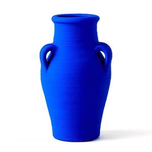Può includere: Un vaso blu vibrante con due manici curvi e un'ampia apertura. Il vaso ha una superficie strutturata e una classica forma ad anfora. Il vaso è alto circa 30 cm.