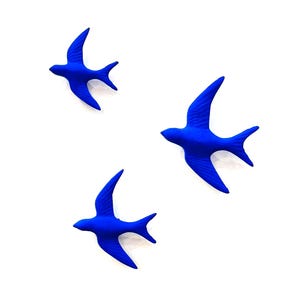 Zestaw 3 jaskółek ściennych – Majorelle Blue – Ręcznie wykonana dekoracja ścienna – Designerski ptak ścienny – Ręcznie robiony