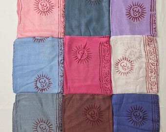 Sarong, chal indio, tocado, pareo de playa, bufanda de verano de algodón superligero, estola con el mantra Om y la deidad hindú, hecha en India.
