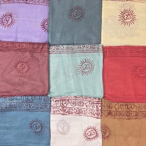 Sarong maxi coprispalle indiano pareo copricostume stola cotone super leggero Om mantra divinità indù stola made in India 190 x 90 cm