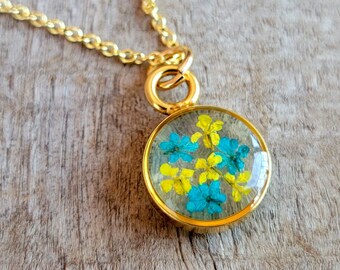 Real Flower Necklace - Yellow and Teal Blue Flower Gold Circle Necklace - Nature Jewelry -  Queen Anne's Lace Flower