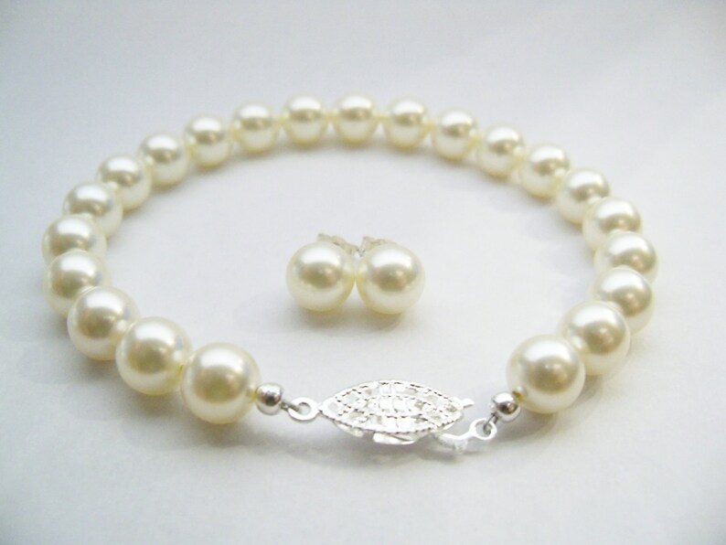 Pearl bracelet and pearl stud earrings set Swarovski Cream pearl set 8mm round pearls image 2