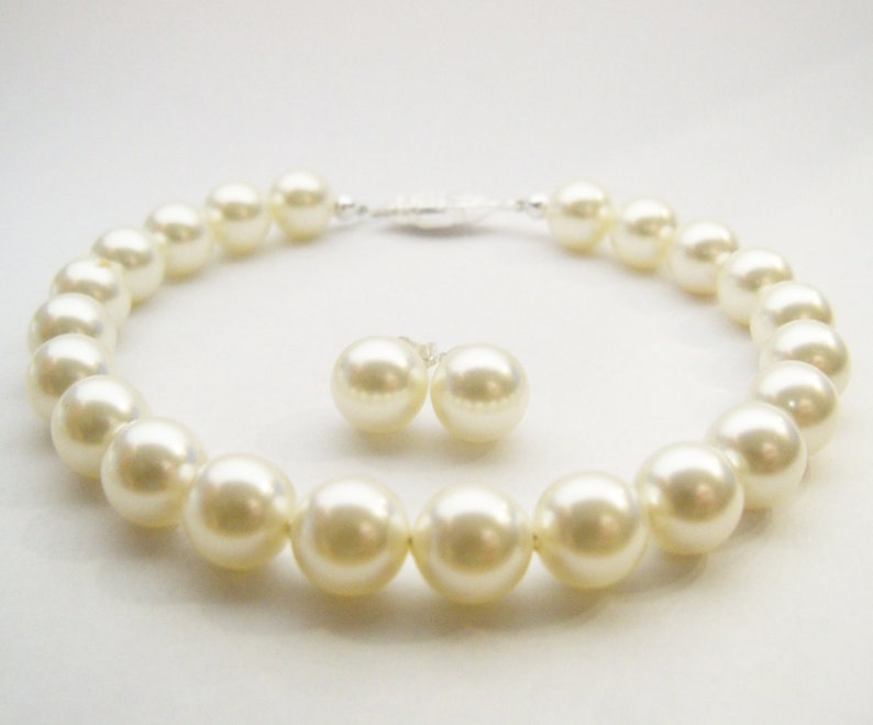 Pearl bracelet and pearl stud earrings set Swarovski Cream pearl set 8mm round pearls image 1