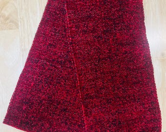 Sciarpa tessuta a mano in ciniglia e cashmere di rayon rosso.