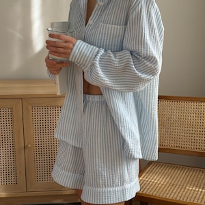 Pijama de algodón a rayas azules: camisa abotonada, pantalón y short, pijama de dama de honor, ropa de estar por casa de verano.