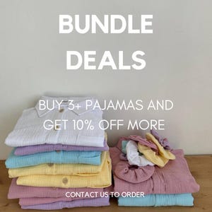 Op de afbeelding: Stapel kleurrijke pyjama's in wit, lavendel, lichtblauw, geel en roze. De afbeelding bevat de tekst "BUNDLE DEALS" en "BUY 3+ PAJAMAS AND GET 10% OFF MORE". Scrunchies en haarbanden zijn ook zichtbaar.