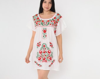 Vintage haftowana meksykańska sukienka z lat 90. biała mini kwiatowa hipisowska namiotowa boho letnia swobodna festiwal w Puebla lata 90. średnia M