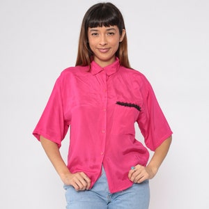 ホット ピンク ブラウス 90 年代 ボタンアップ シャツ レトロ 半袖 トップス ブラック スワトッシュ トリム 胸ポケット ベーシック 無地 シンプル カジュアル ヴィンテージ 1990 年代 ミディアム M