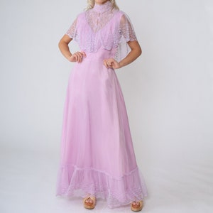 Robe lavande des années 70, robe de bal violet en dentelle, robe longue à plastron victorien col haut, manches volantées Capelet rétro, soirée formelle, vintage des années 1970, petit S