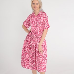 Vestido floral rosa anos 80 Vestido abstrato Botão para cima Midi Camisa Cintura curta Secretária Cinto Cintura alta Vintage anos 80 Leslie Fay Médio