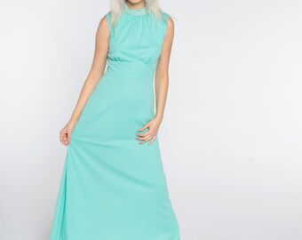 Könnte beinhalten: Ein ärmelloses Maxikleid in helltürkis mit hohem Ausschnitt und einer Raffung an der Taille.