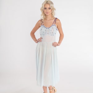 70er Nachthemd transparent Blau Unterkleid Floral besticktes Spitzenband Midi Dessous Nachthemd Ärmellos Empire-Taille Boudoir Vintage 1970er Jahre Small S