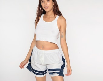 Vintage Diadora voetbalshorts jaren 90 nylon sportschool wit marineblauwe atletiekbaan shorts atletische jaren 1990 koord taille geborduurd logo grote L