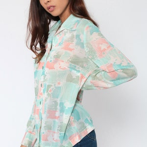 Puede incluir: Camisa abotonada de colores pastel con un patr&oacute;n &uacute;nico. La camisa presenta un dise&ntilde;o en verde claro, rosa y azul. La camisa de manga larga tiene cuello y se combina con unos vaqueros azules.