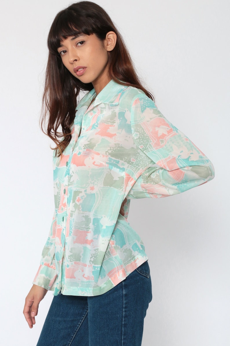 Puede incluir: Camisa abotonada de colores pastel con un patr&oacute;n &uacute;nico. La camisa presenta un dise&ntilde;o en verde claro, rosa y azul. La camisa de manga larga tiene cuello y se combina con unos vaqueros azules.