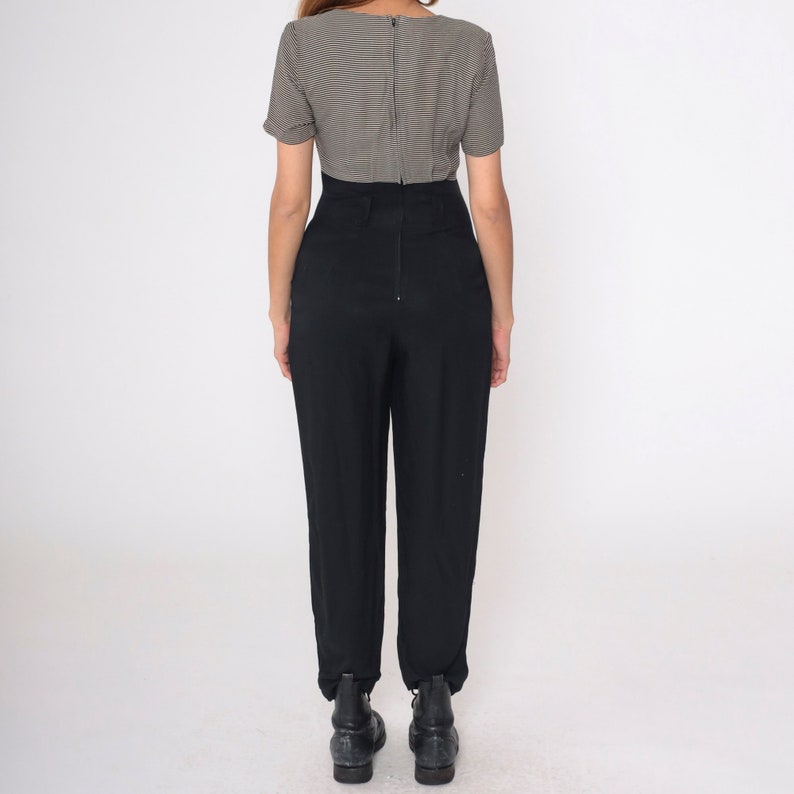 Vintage zwarte jumpsuit jaren '80 jaren '90 taps toelopende broek zwart gestreepte jumpsuit jaren 1990 Scoop Neck Pinstripe Jumpsuit korte mouw Romper broek Medium 8 afbeelding 8