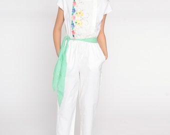 Floral bestickter Jumpsuit 80er Jahre Weiß Hosenanzug Boho Tapered Pants Cap Sleeves Belted Strampler Vintage 1980s High Waisted Boho Retro Medium
