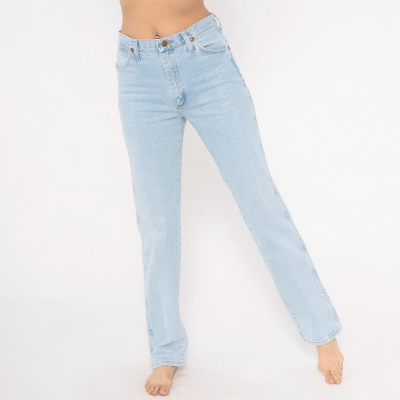 Op de afbeelding: Lichtblauwe denim jeans met een klassieke rechte pijp. De jeans heeft een knoop- en ritssluiting, riemlussen en voor- en achterzakken. De lichtblauwe wassing is een veelzijdig kledingstuk.