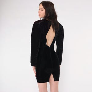 Mini robe en velours vintage des années 80 noire pailletée florale dos ouvert soirée manches longues bouffantes gaine des années 80 Cocktail très petit xs
