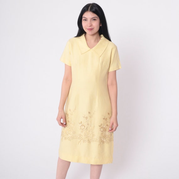 Embroidered Floral Dress 60s Mod Midi Pale Yellow Metallic Gold Shift 1960s Cocktail Party Chelsea Collar Vintage Short Sleeve Medium 8