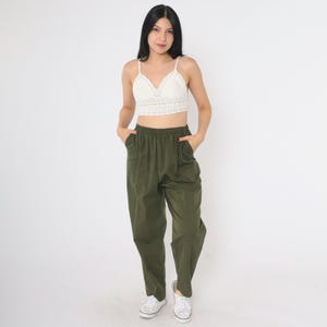 Spodnie Vintage Olive Green Spodnie do wypoczynku w stylu lat 90. Luźne proste nogawki Spodnie z wysokim stanem i elastyczną talią Spodnie codzienne Mieszanka bawełny Lata 90. S 6 Petite