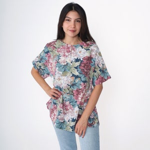 Camicetta floreale anni &#39;90 con scollo a fessura, manica corta, pullover, blu, viola, rosa, stampa floreale, boho, vintage, manica corta, media e grande